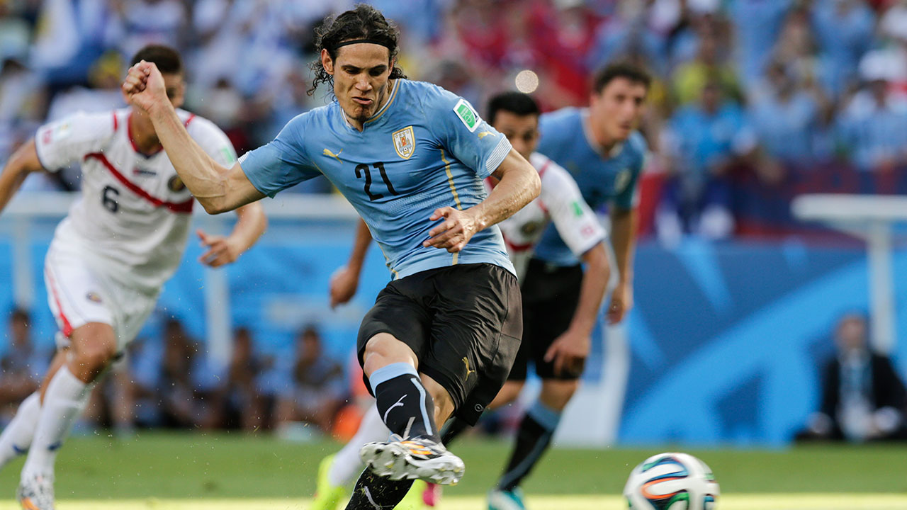 Uruguay’s Edinson Cavani (21) scores a penalty shot during the Group D World Cup match between Uruguay and Costa Rica in Fortaleza, Saturday, June 14, 2014.