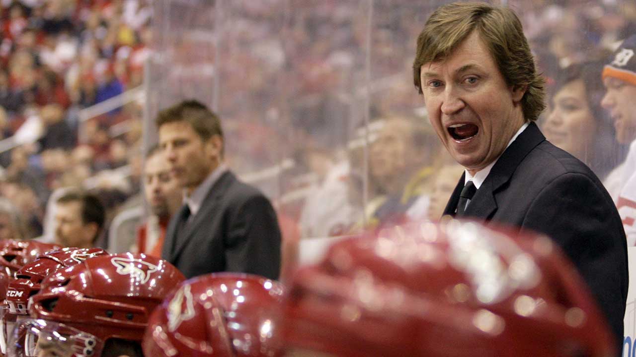 wayne-gretzky-as-head-coach-of-phoenix-coyotes