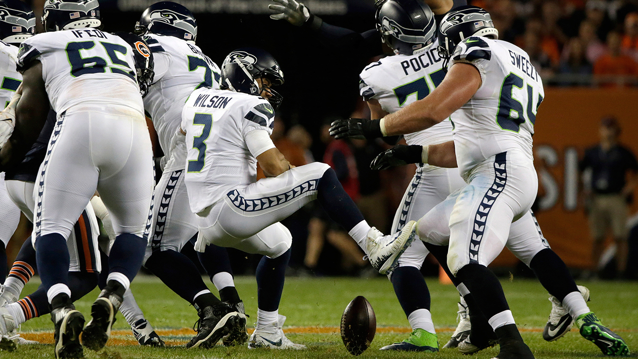 seahawks-russell-wilson-fumbles-ball-against-bears