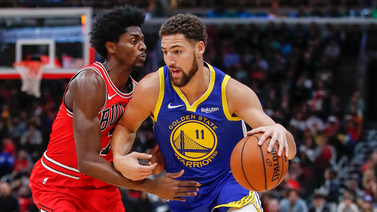 klay-thompson-drives-on-justin-holiday